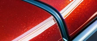 Деталь кузовного покрытия автомобиля с микроцарапинами и защитным слоем