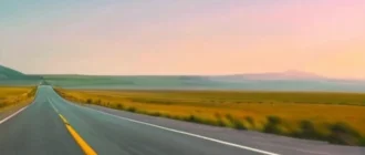 автомобиль в пути по открытой трассе