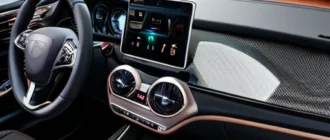 Модернизированная приборная панель автомобиля с карбоновым корпусом и OLED‑дисплеем, эффектная подсветка и эргономичная компоновка