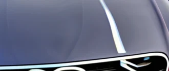 LED‑лента подчеркивает контур крышки капота автомобиля, создавая визуальный акцент и динамическую подсветку